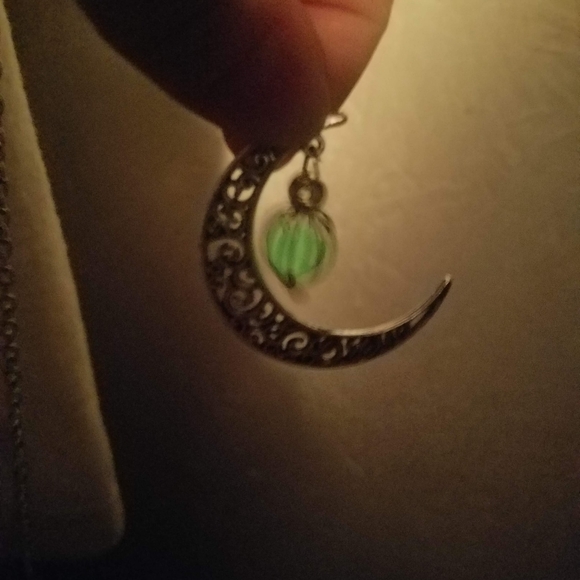 Glow in the dark moon necklace - Picture 2 of 6